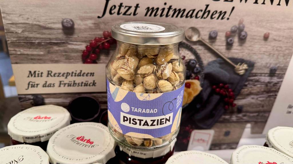Im Test: Bio-Pistazien im Glas von Trabao stehen auf anderen Lebensmitteln im Glas.