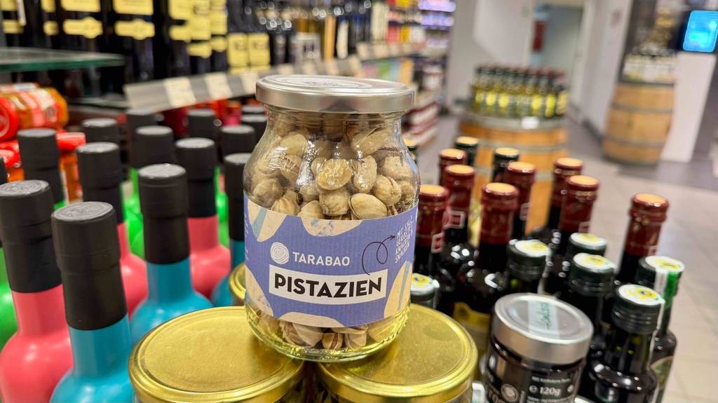 Getestete Bio-Pistazien stehen in einem Glas auf einem anderen Gläsern im Feinkostladen.