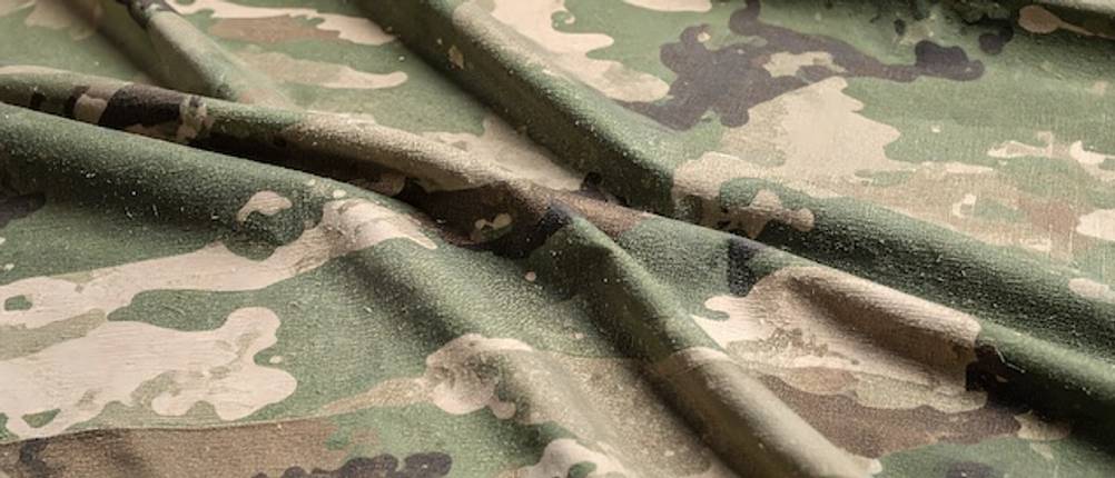 Tarnanzug getestet: Camouflage-Stoff in Nahaufnahme.