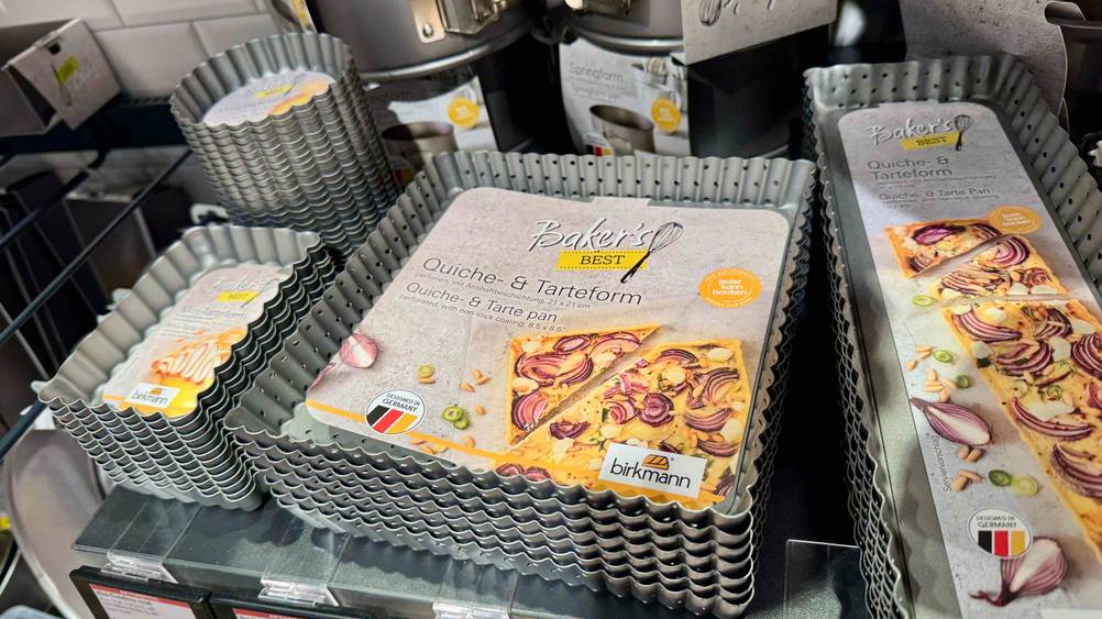 Mehrerer Tarteformen im Test in einem Verkaufsregal.