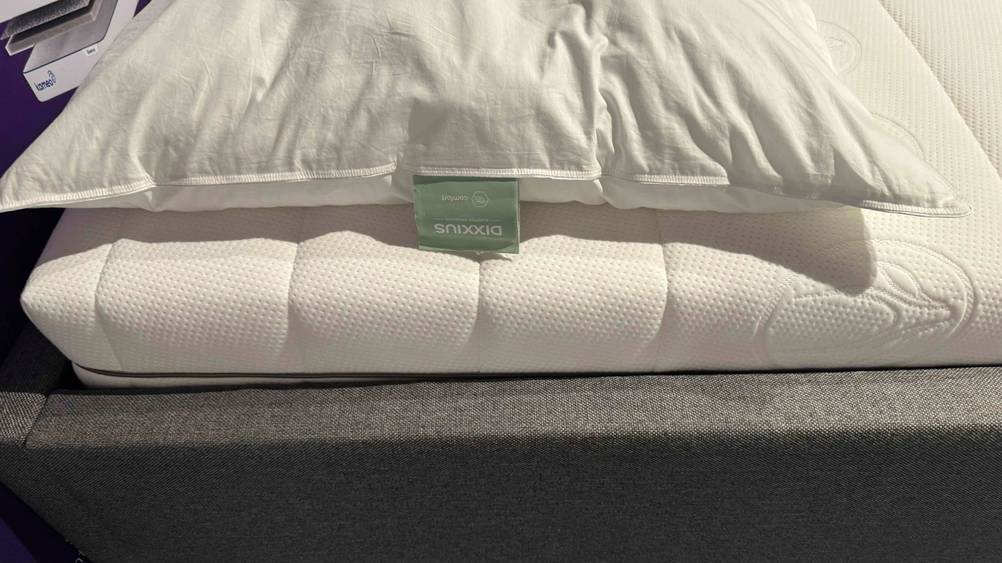 Taschenfederkernmatratze 80 x 200 im Test: Nahaufnahme des Stoffes und des Reisverschlusses.