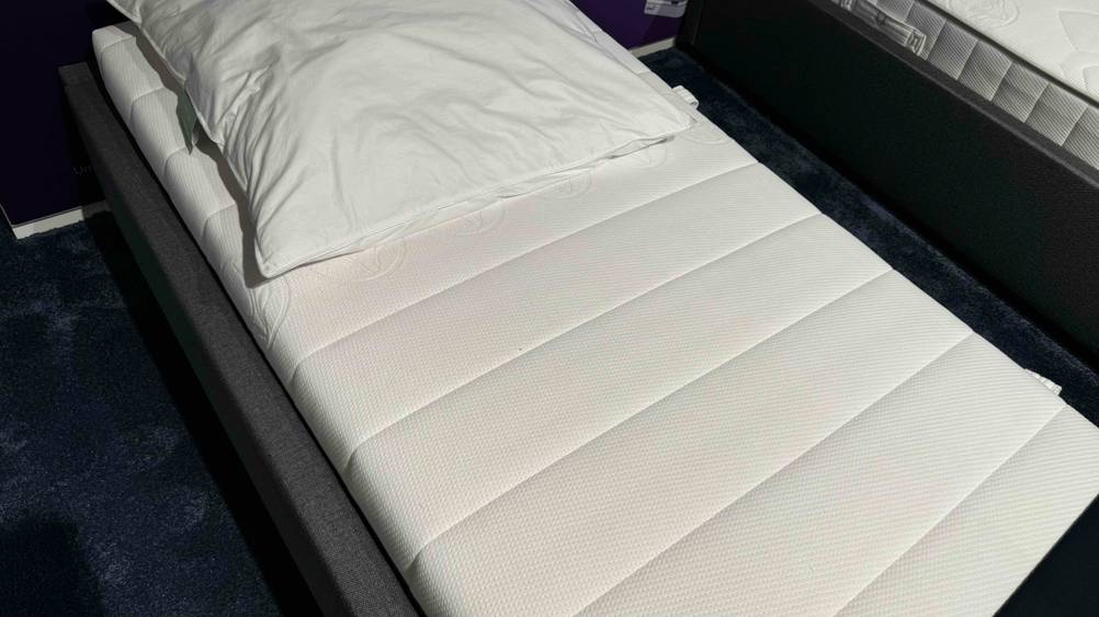 Eine Taschenfederkernmatratze 80 x 200 im Test von oben mit Kissen.