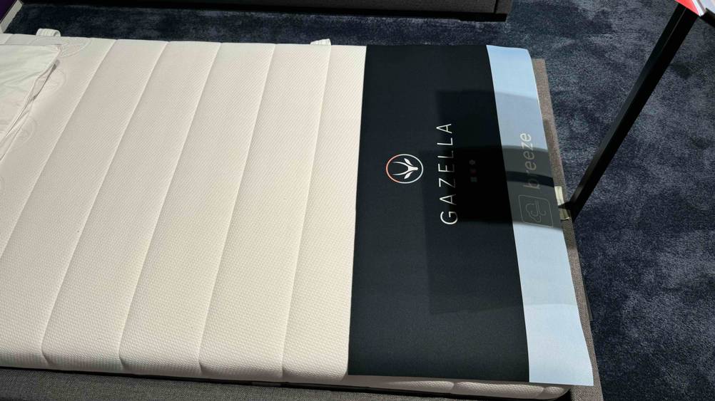 Taschenfederkernmatratze 80 x 200 getestet: Nahaufnahme der Schutzmatte am Fußende.