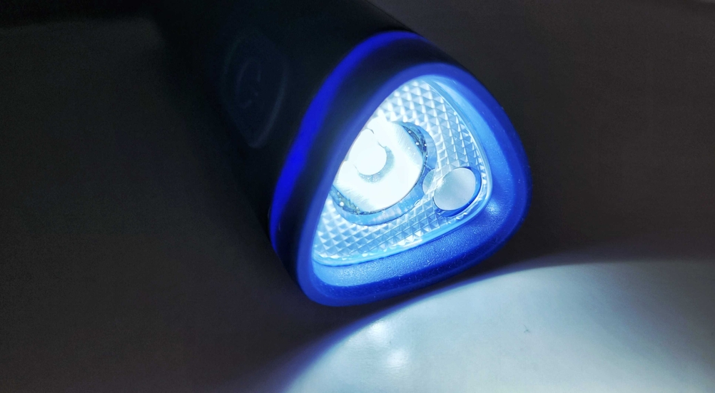 Taschenlampe getestet: Nahaufnahme der Lampe einer eingeschaltenen Taschenlampe.