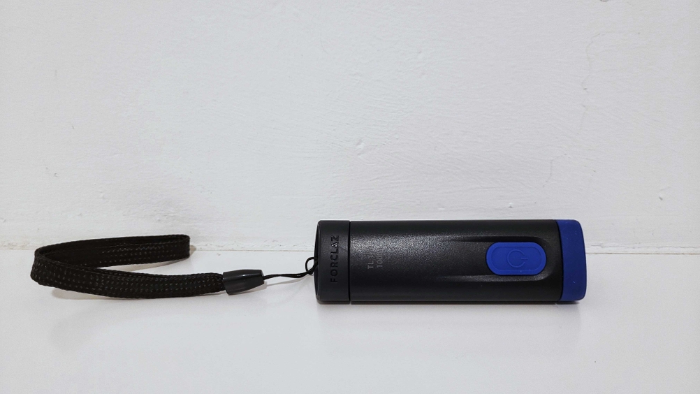 Eine getestete Taschenlampe von der Seite auf einer hellen Fläche.