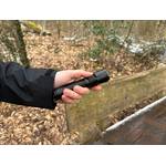 Eine Hand hält die Klarus XT21X Pro sicher im Griff. Der ergonomische Körper sorgt für eine komfortable Handhabung.