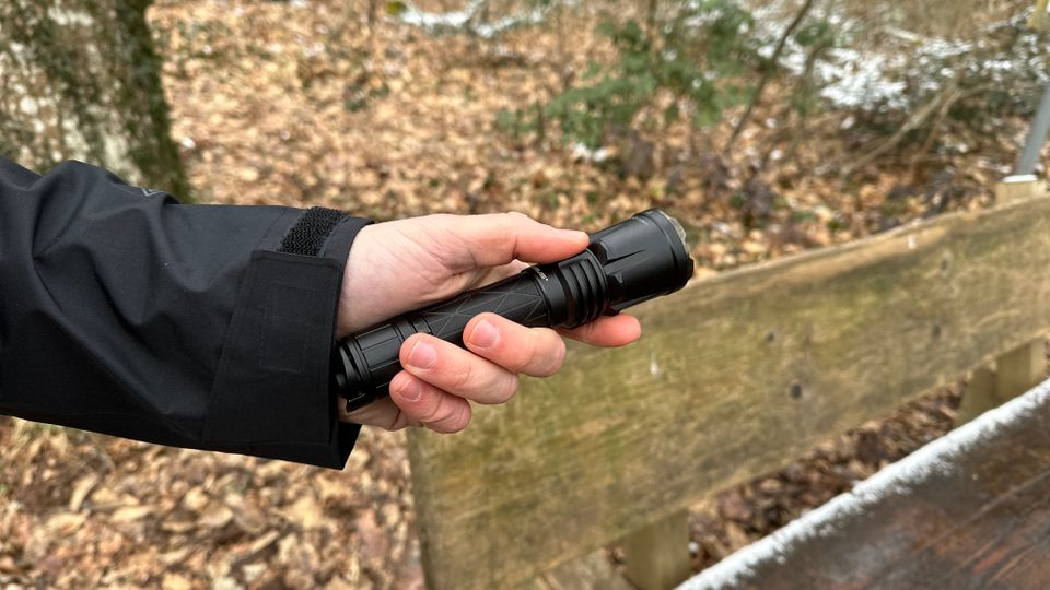 Eine Hand hält die Klarus XT21X Pro sicher im Griff. Der ergonomische Körper sorgt für eine komfortable Handhabung.