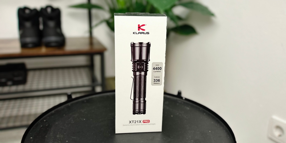 Die Vorderseite der Verpackung der Klarus XT21X Pro Taschenlampe ist zu sehen. Sie zeigt die Lampe, die maximale Lichtstärke von 4400 Lumen und die Leuchtweite von 336 Metern.