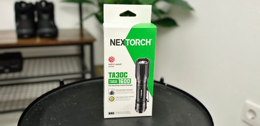 Die Verpackung der Nextorch TA30C zeigt das Produkt mit 1600 Lumen Helligkeit. Das Design ist grün-weiß mit einem Red Dot Award-Logo.