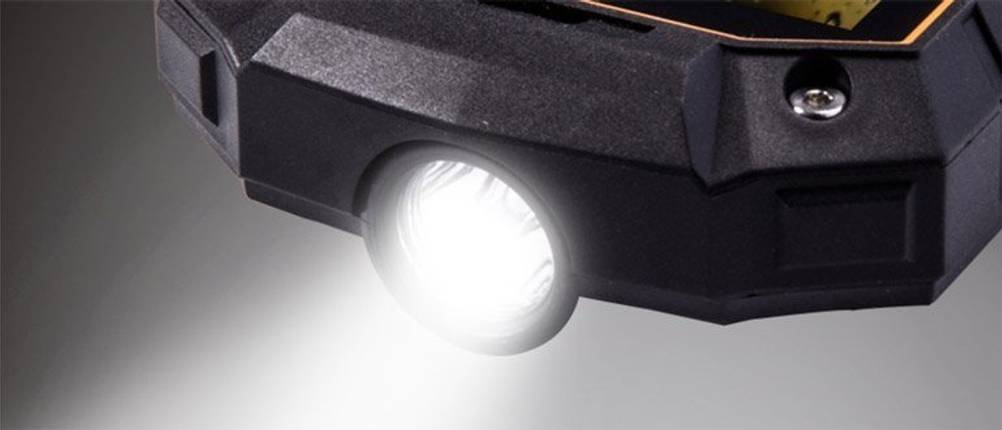 Handy mit eingeschalteter Taschenlampe