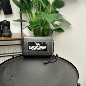 Die Shadowhawk S1476 wird in einem robusten Schutzcase geliefert. Das Case ist schwarz und mit dem Shadowhawk-Logo bedruckt.