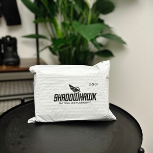 Die Shadowhawk S1476 ist in einer gepolsterten Versandverpackung zu sehen. Das Logo und die Produktbezeichnung sind aufgedruckt.