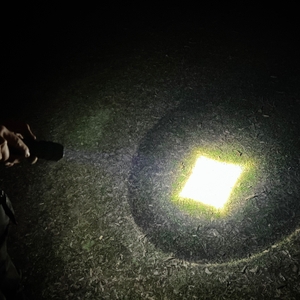 Die Shadowhawk S1476 wird im Zoom-Modus benutzt, wodurch der Lichtstrahl quadratisch und fokussierter erscheint. Der Boden ist nur in einem kleinen Bereich beleuchtet, während der Rest dunkel bleibt.