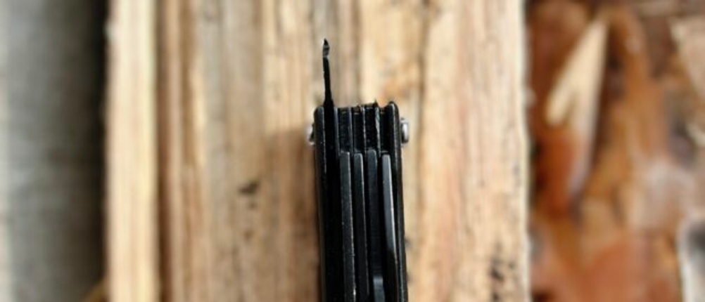 Nahaufnahme der Werkzeuglagen des Honzin Taschenmesser HJ-011. Die einzelnen Funktionen sind übereinander gestapelt im Gehäuse sichtbar.