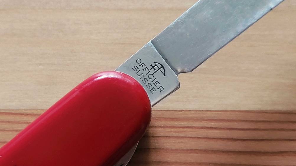 Taschenmesser getestet: Nahaufnahme der Gravur am Ende des Messers.