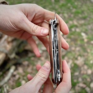 Nahaufnahme auf die Mechanik und die Innenansicht des Victorinox Ranger Wood 55 mit halb geöffneter Klinge.