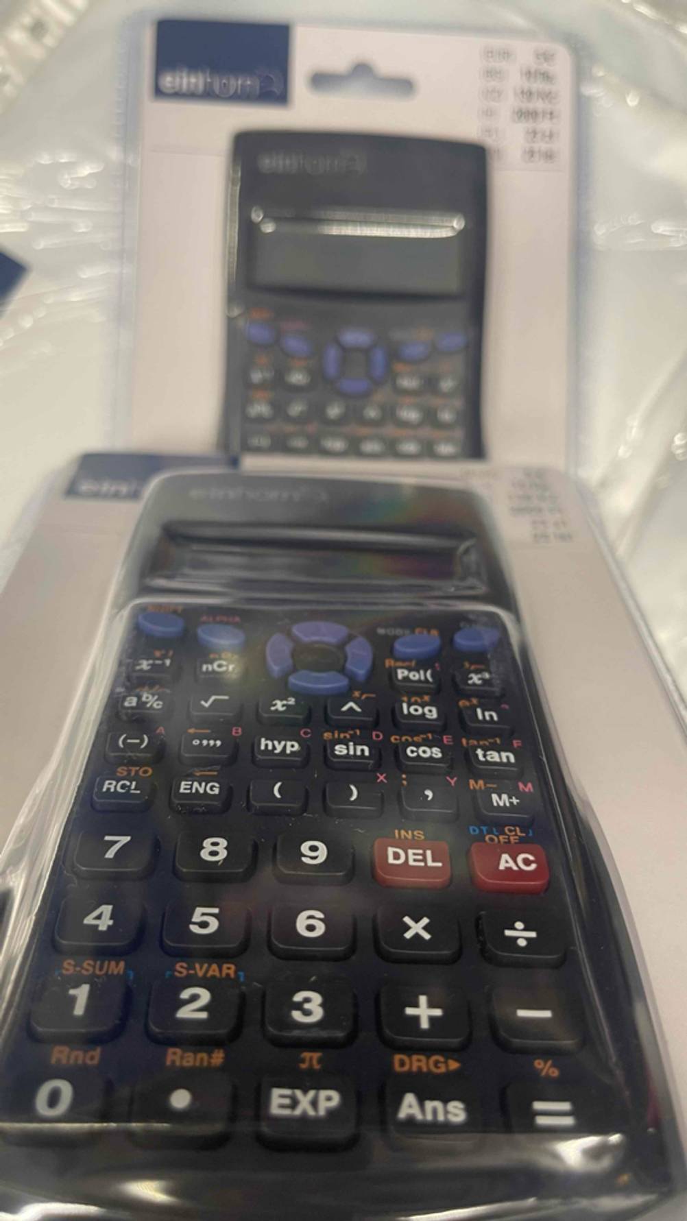 Taschenrechner (nicht programmierbar)-Test: Nahaufnahme der Tasten des Gerätes in der transparenten Verpackung.