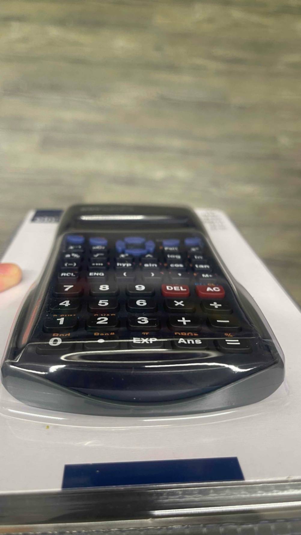 Taschenrechner (nicht programmierbar) getestet: Nahaufnahme der Unterseite des Gerätes in der transparenten Verpackung.