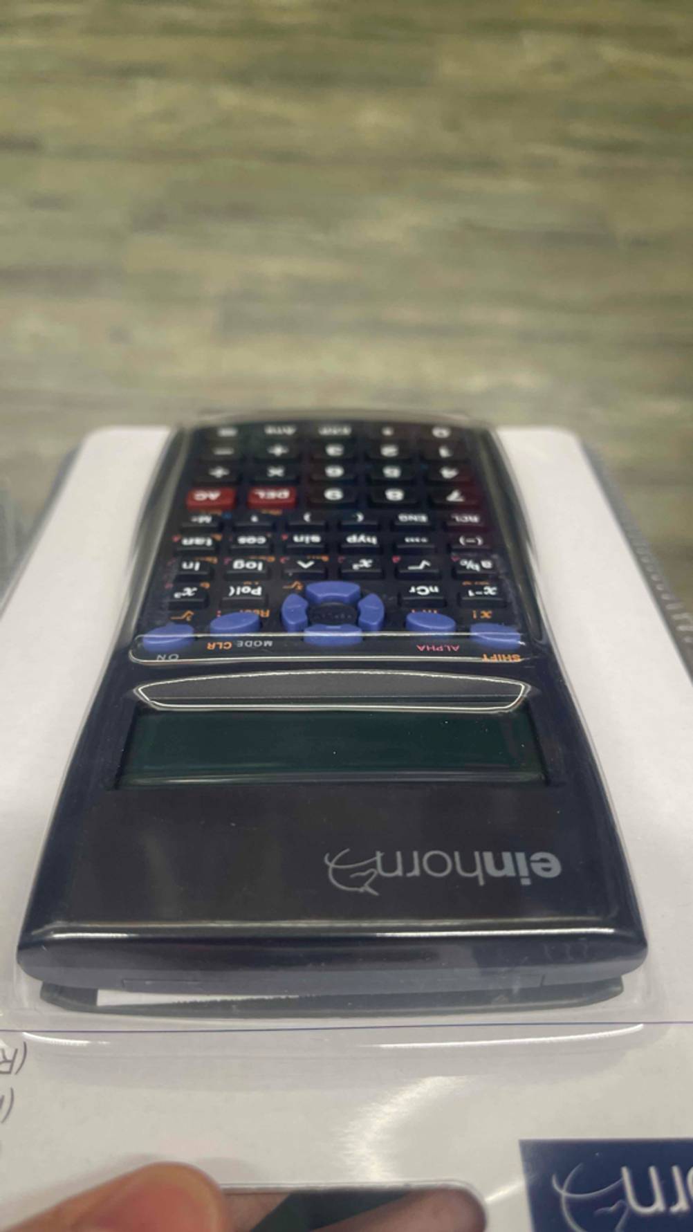 Taschenrechner (nicht programmierbar) im Test: Nahaufnahme der Oberseite des Gerätes in der Verpackung.