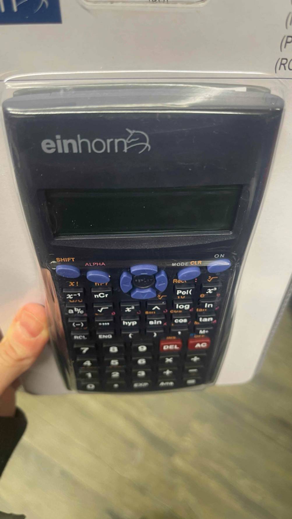 Eine Hand hält den getesteten Taschenrechner (nicht programmierbar).