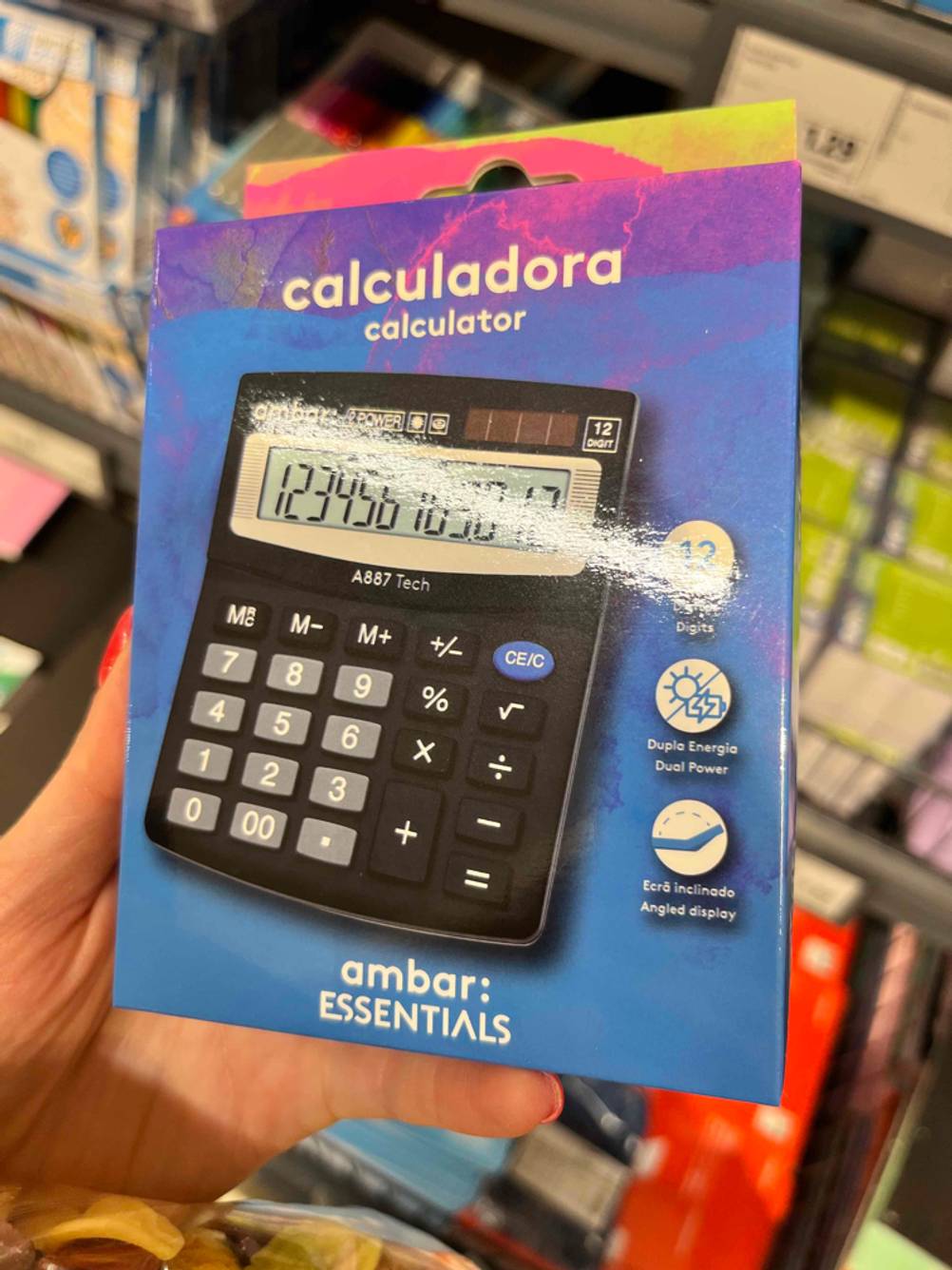 Getesteter Taschenrechner in der Verpackung. 