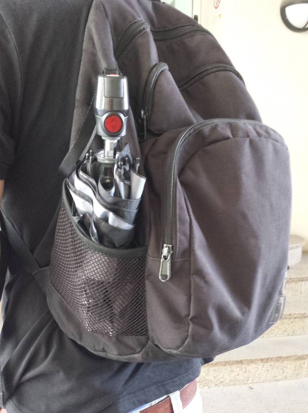 Mini-Regenschirm beim Verstauen im Rucksack getestet.