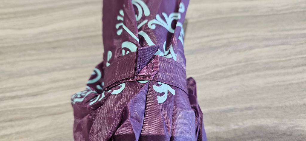 Detailansicht des Klettverschlusses eines getesteten Taschenschirms.