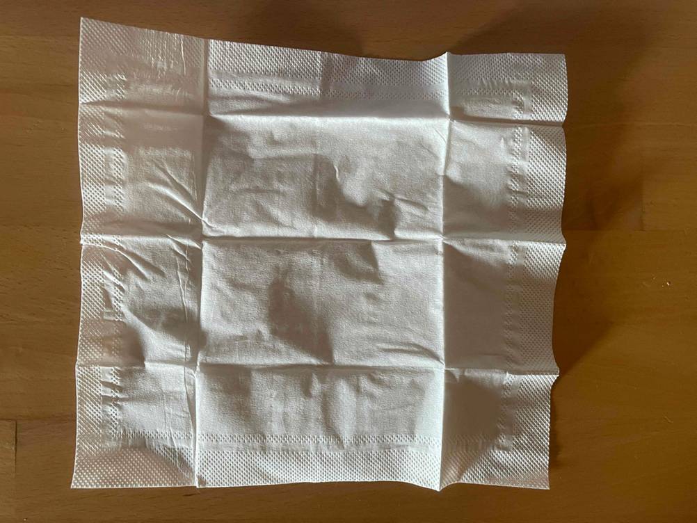 Ein Taschentuch im Test: Auf dem Tisch liegt ein ausgelegtes Taschentuch. 
