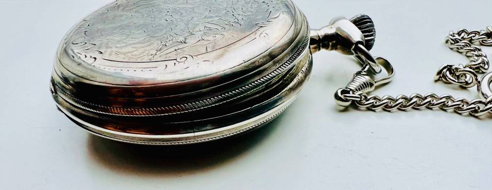 Getestet: Nahaufnahme der verschlossenen Taschenuhr von der Seite auf einer hellen Fläche.