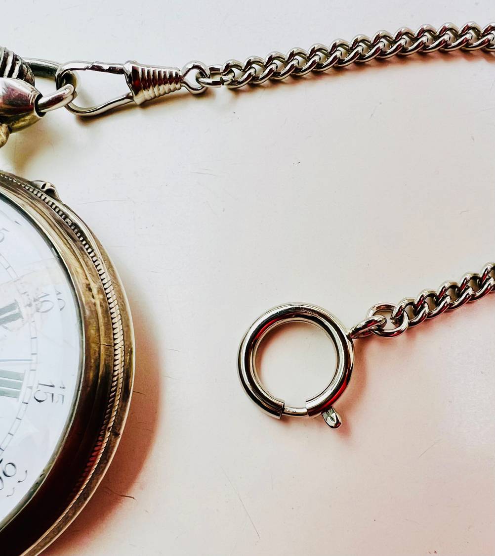 Im Test: Nahaufnahme des Randes einer Taschenuhr und ihrer Kette mit Verschluss.