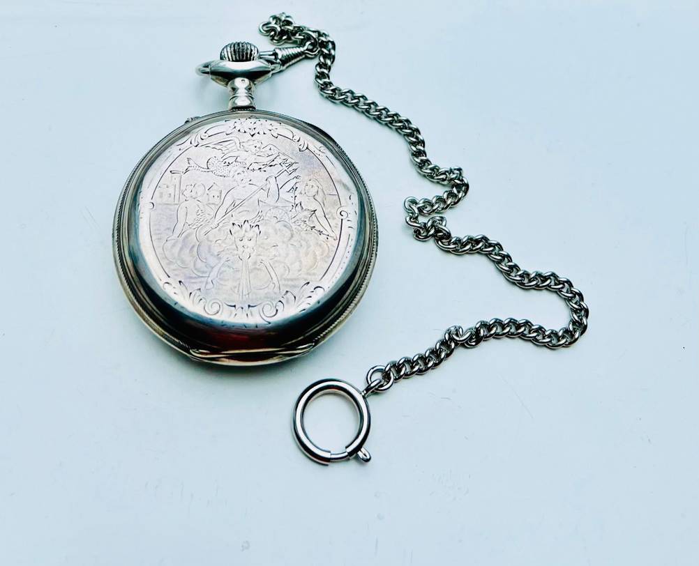 Taschenuhr-Test: Eine geschlossene Uhr mit einer Kette an der Krone auf einer hellen Fläche.