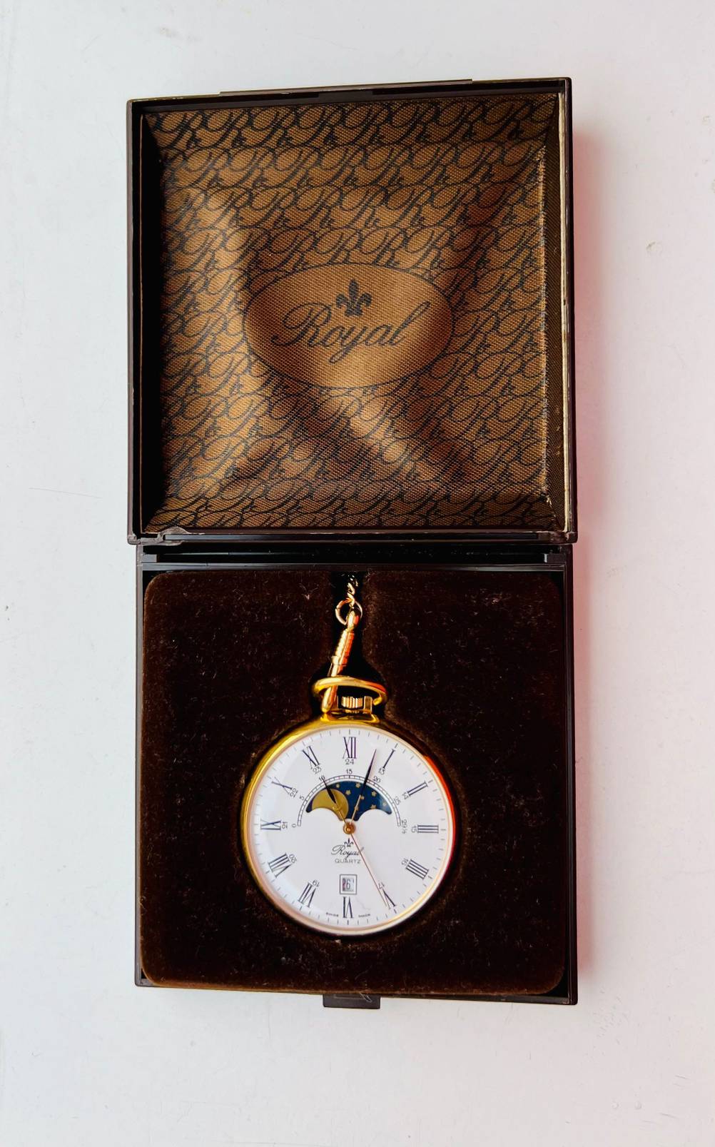 Eine getestete Taschenuhr von oben in ihrer Aufbewahrungsbox liegend.