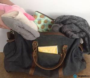 Weekender-Test: Ein prall gefüllter Weekender in Schwarz. 