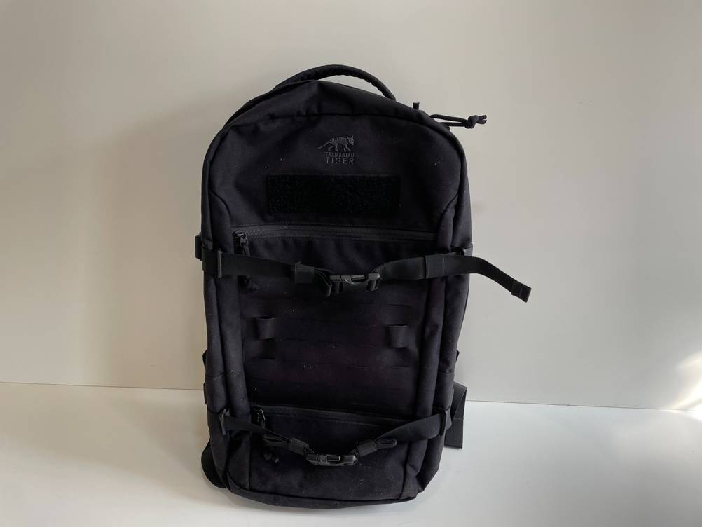 Ein getesteter Werkzeugrucksack steht vor einer weißen Wand.