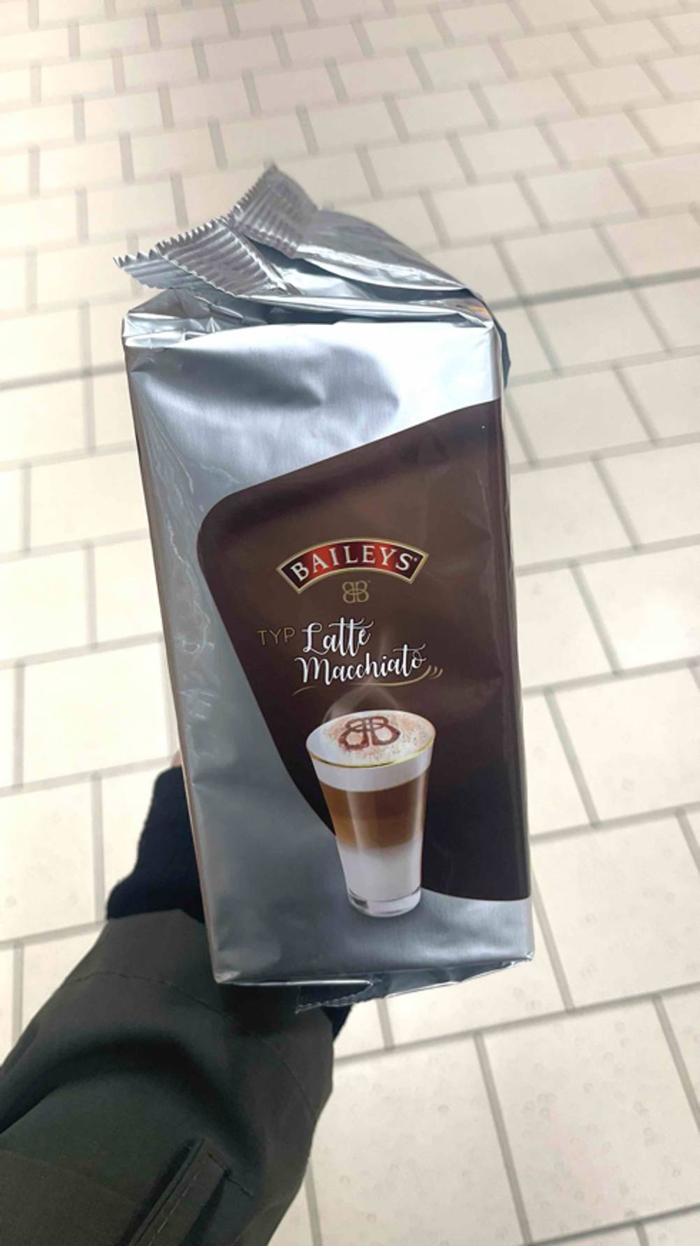 Ansicht der Frischhalteverpackung inklusive der Tassimo-Kapseln im Test für die Zubereitung von Latte Macchiato.