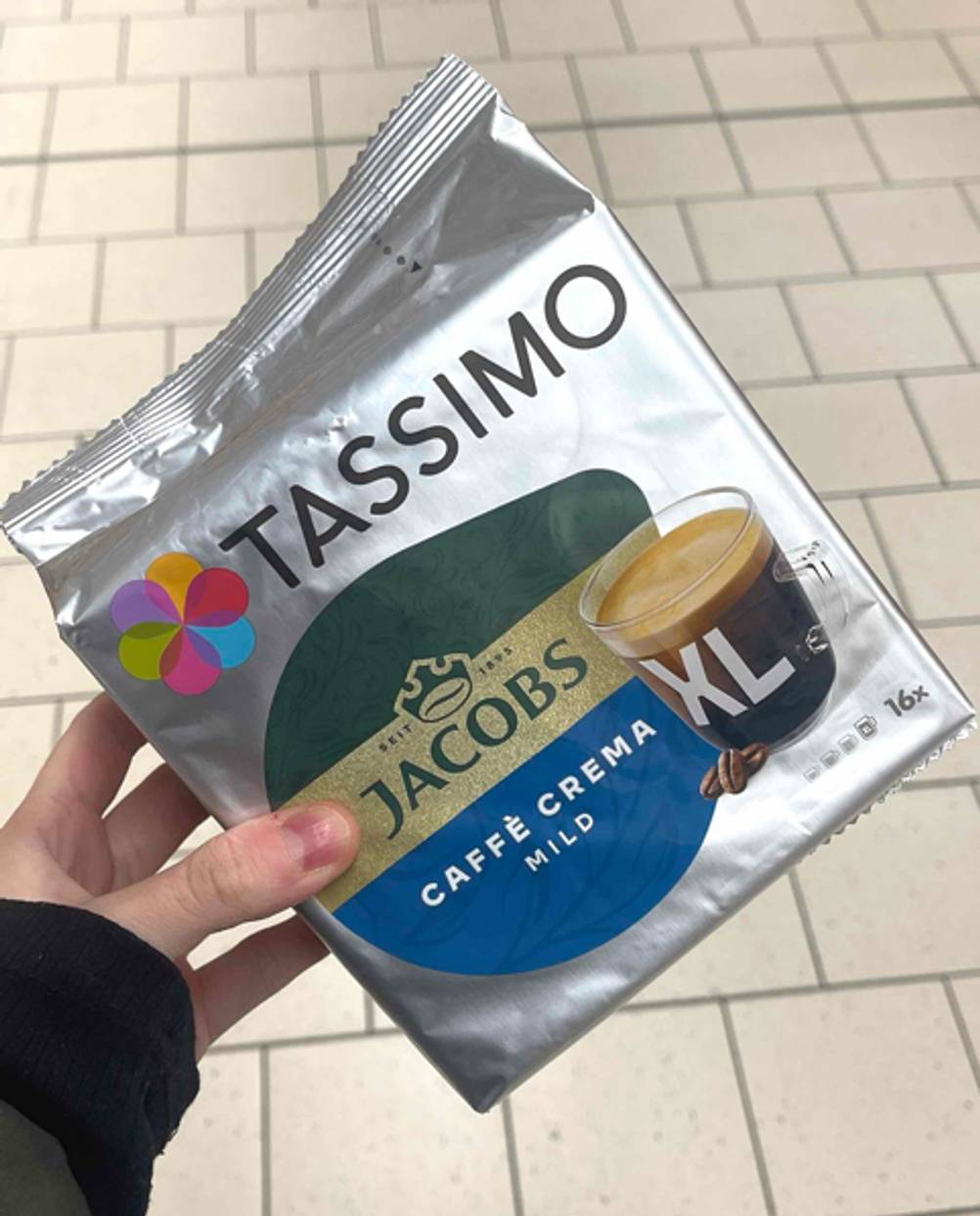 Die getesteten Tassimo-Kapseln milde Jakobs-Krönung befinden sich innerhalb eines Frischhaltebeutels in einer Hand.