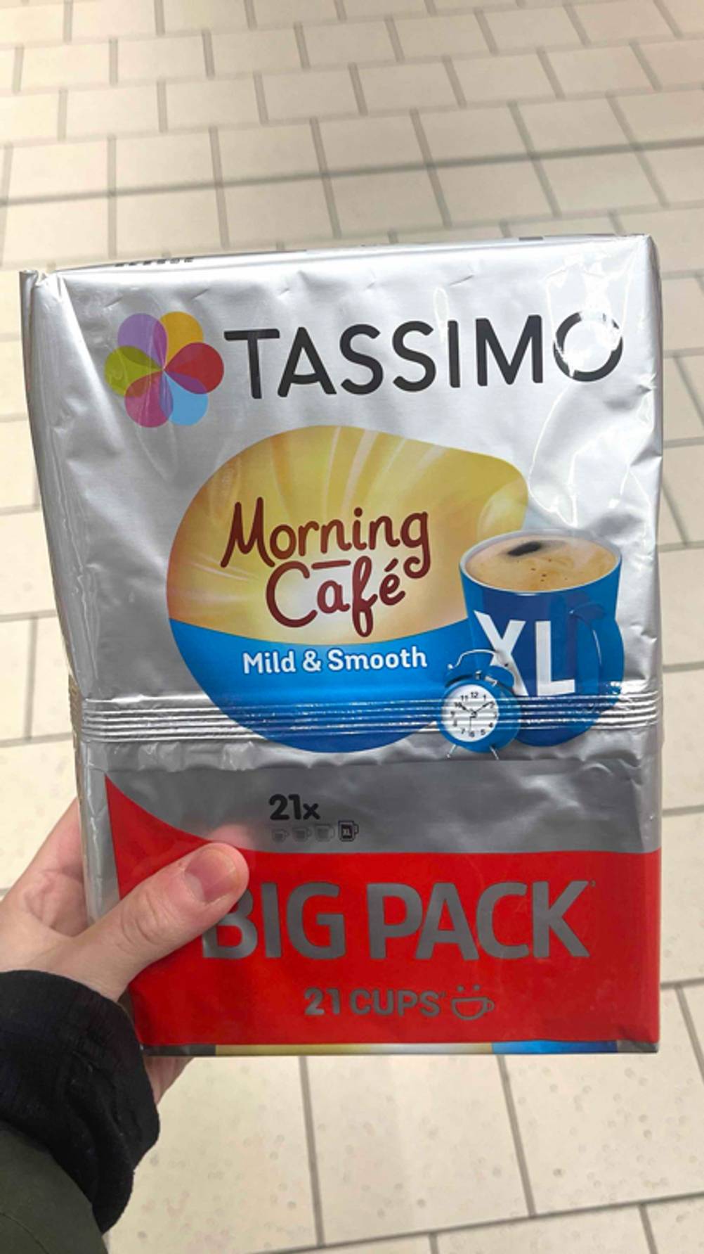 Getestet: Die Tassimo-Kapseln Morning-Café befinden sich innerhalb eines Frischhaltebeutels in einer Hand.