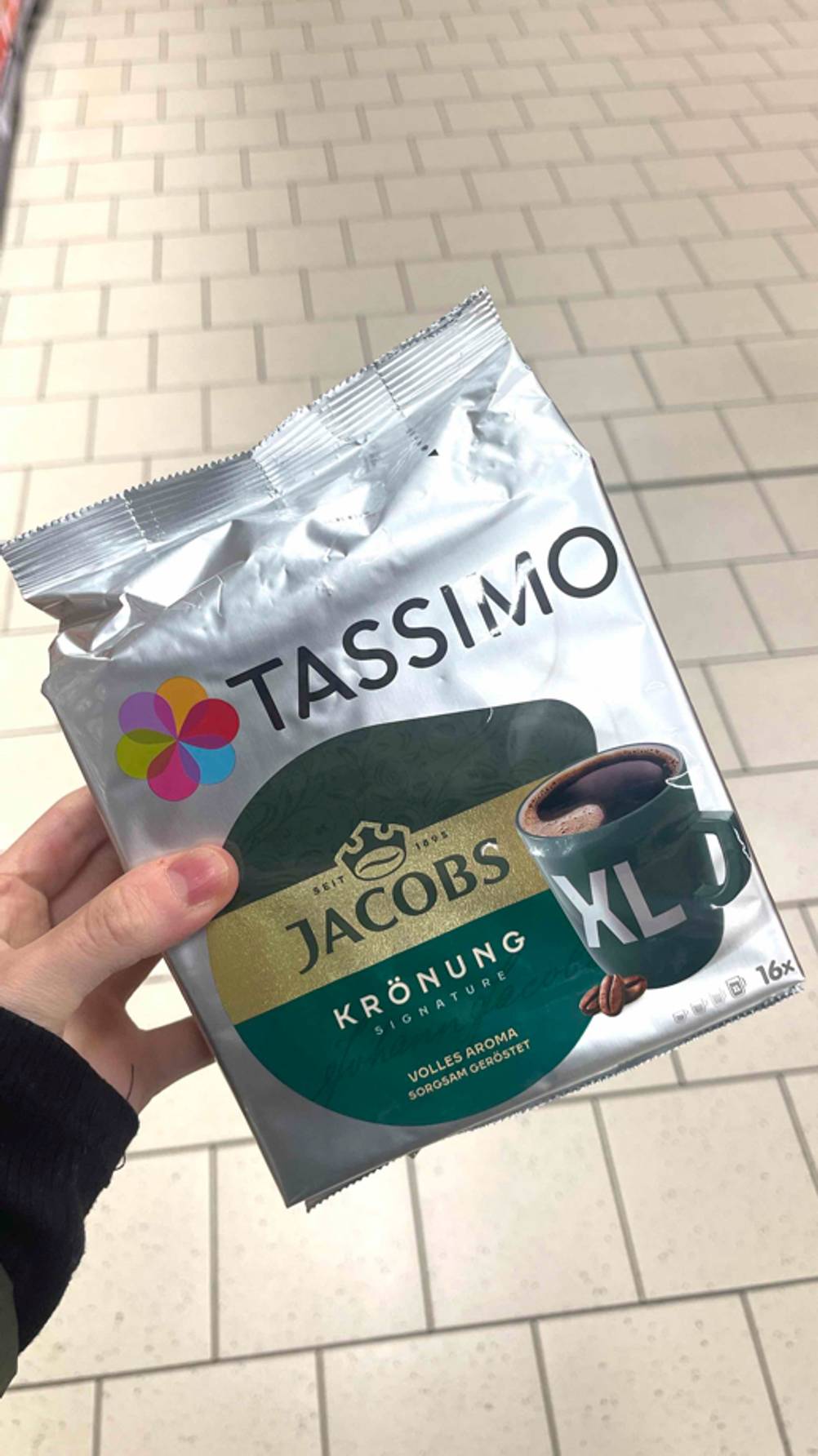 Im Test: Die Tassimo-Kapseln von Jakobs-Krönung befinden sich innerhalb eines Frischhaltebeutels in einer Hand.