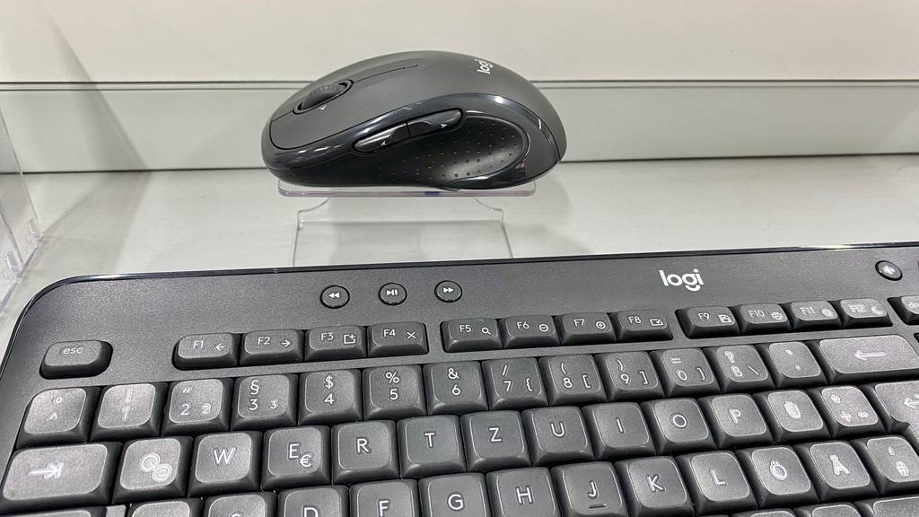 Ein getestetes Tastatur-Maus-Set befindet sich auf dem Schreibtisch. 