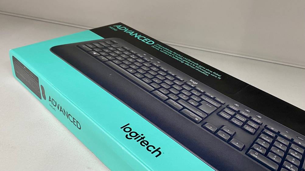 Verpackung von einem getesteten Tastatur-Maus-Set befindet sich auf einer weißen Oberfläche.