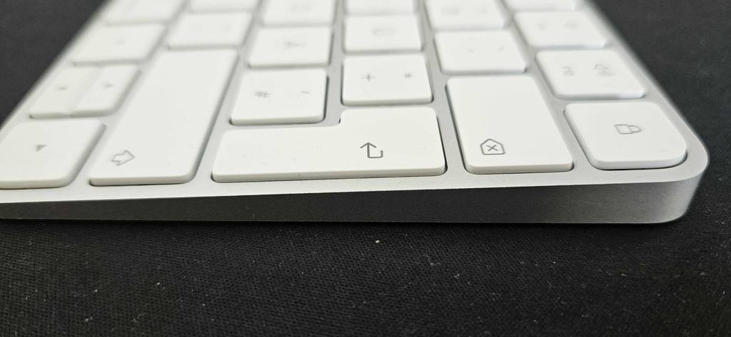 Tastatur-Maus-Sets im Test: Nahaufnahme von der Seite einer weißen Tastatur auf schwarzem Untergrund.