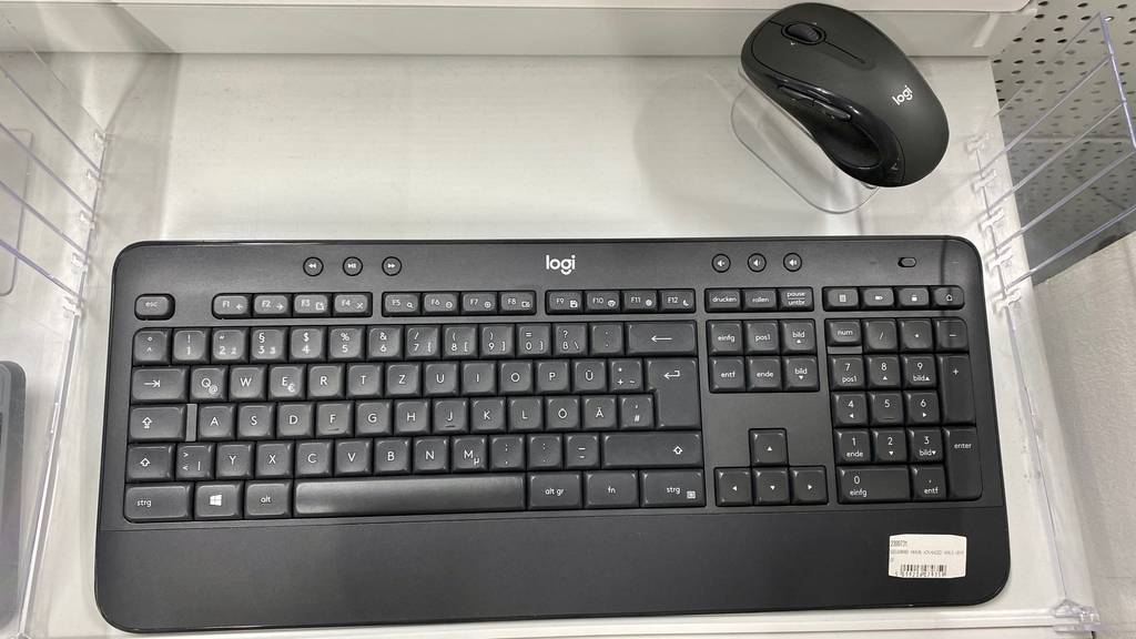 Auf dem Tisch befindet sich ein getestetes Tastatur-Maus-Set.