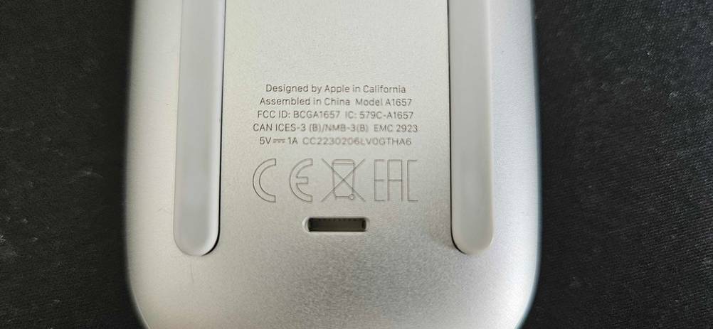 Tastatur-Maus-Set getestet: Nahaufnahme der Informationen auf der Rückseite der Maus.