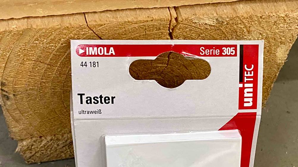 Nahaufnahme der Informationen auf der Packung oben eines Tasters im Test.
