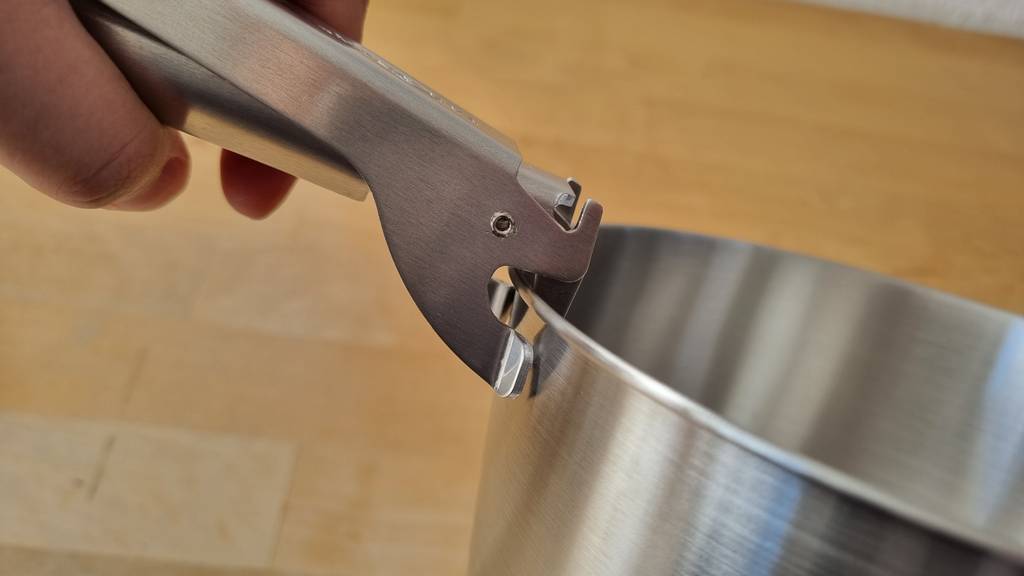 Spirituskocher-Test: Seitenansicht eines Tatonka-Sturmkochers mit Klemm-Griff.