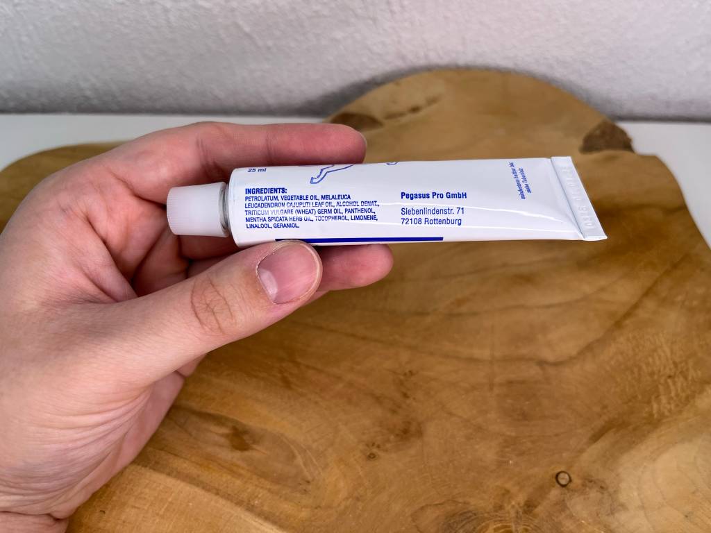 Herstellerinformationen über die Zusammensetzung des Produktes und die Art der Anwendung finden Sie meistens direkt auf der Tattoo-Creme-Verpackung. 