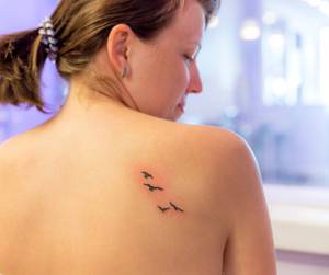 In Tattoo-Farbe-Tests werden die Inhaltsstoffe der Tinte und deren Auswirkungen auf die Gesundheit untersucht.