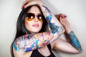 Auch auf die Haltbarkeit der Tattoo-Tinte in der Haut wird in gängigen Tattoo-Farbe-Tests bewertet.