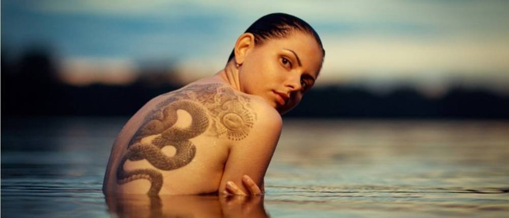 frisches tattoo sport baden schwimmen