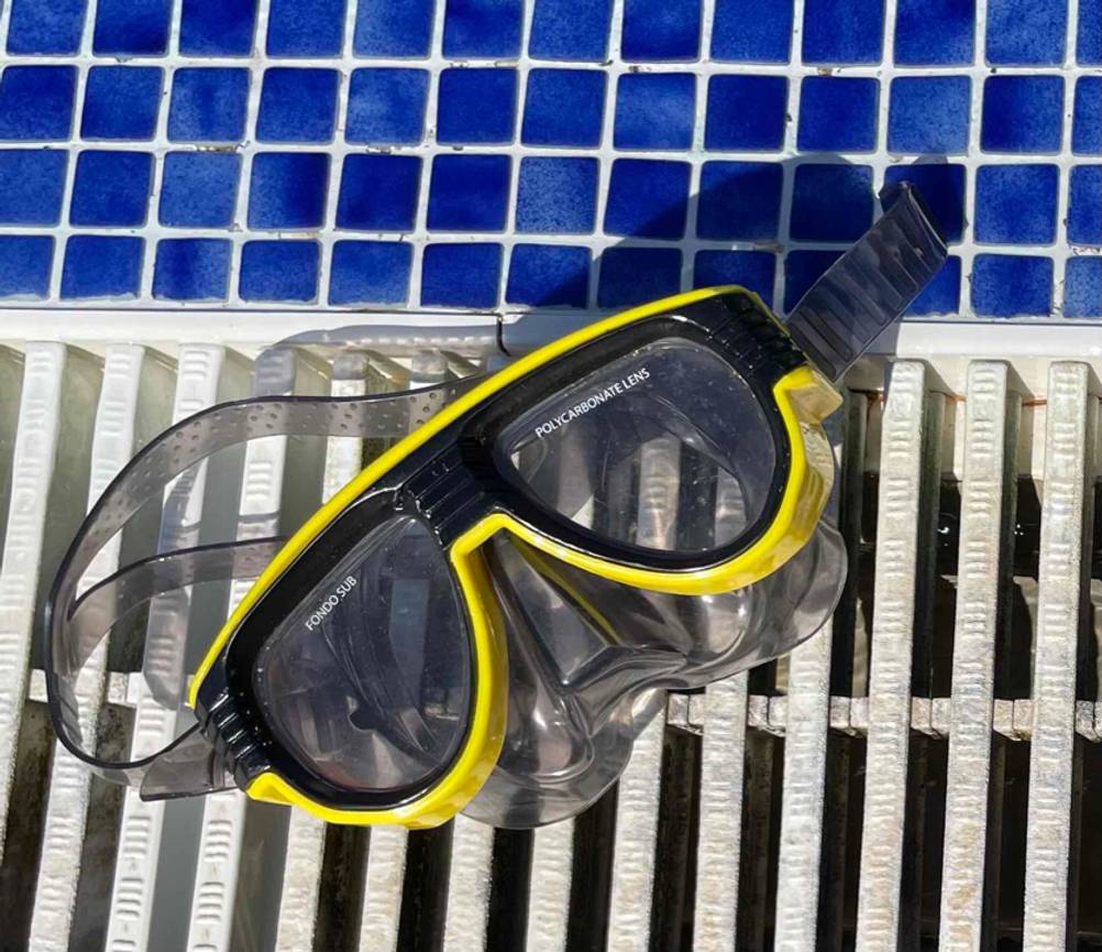 Getestete Taucherbrille befindet sich am Poolrand. 